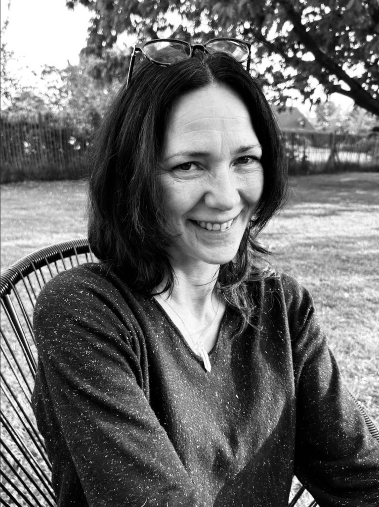 femme souriante après reconstruction suite à une relation toxique